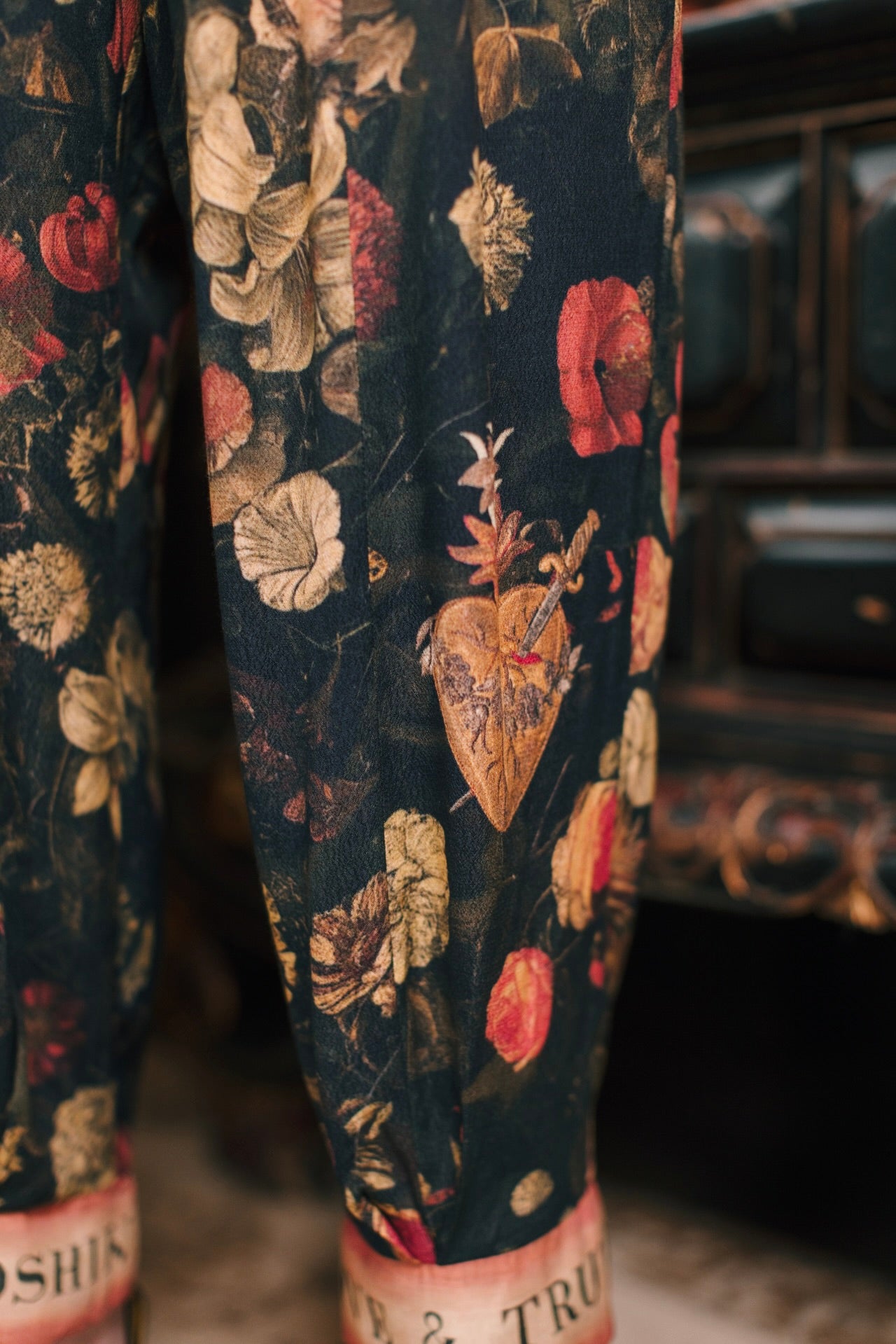 Model wearing a lightweight drapey viscose crepe pant that moves like poetry in motion. Relaxed, romantic and ready for adventure - Market of Stars