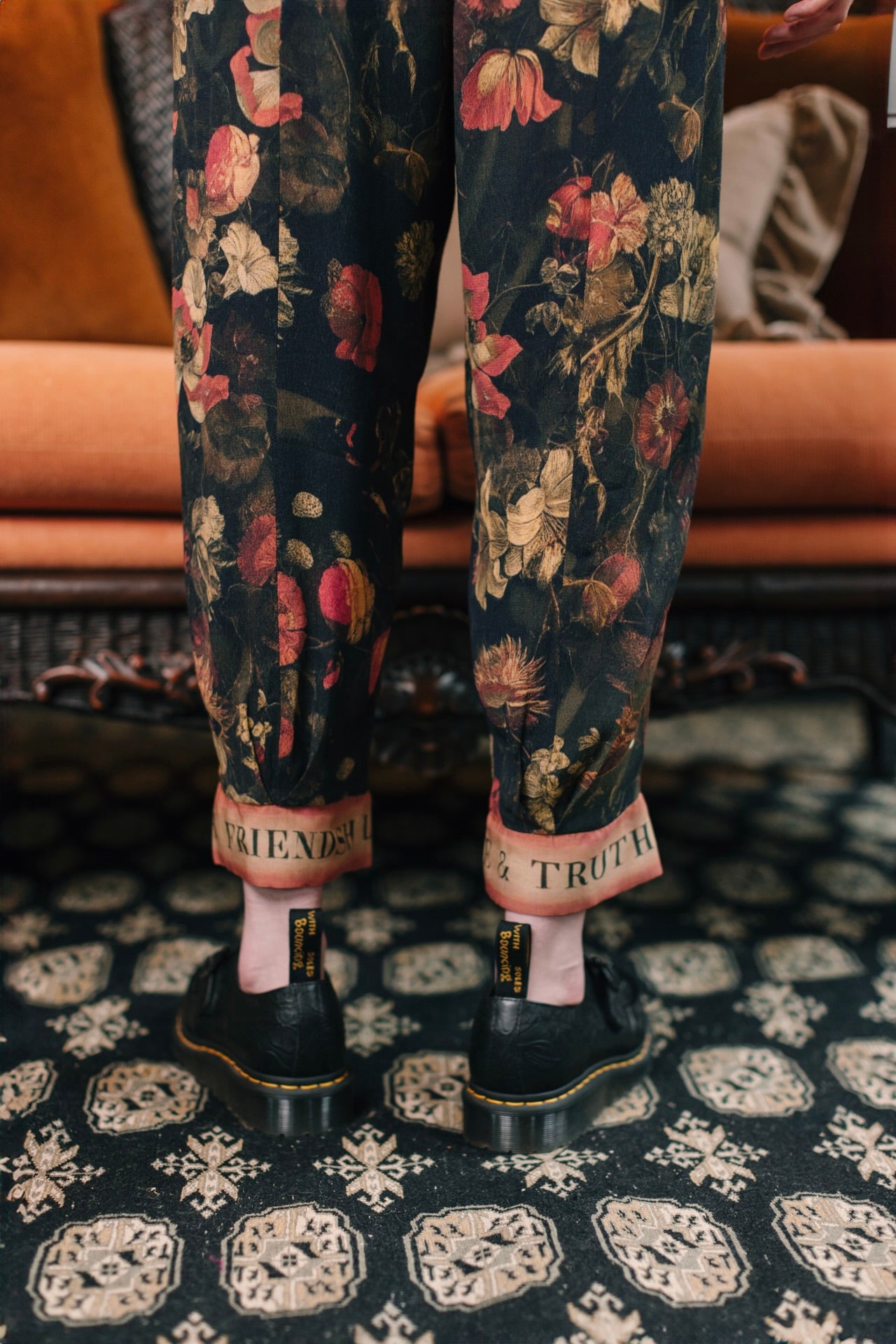 Model wearing a lightweight drapey viscose crepe pant that moves like poetry in motion. Relaxed, romantic and ready for adventure - Market of Stars
