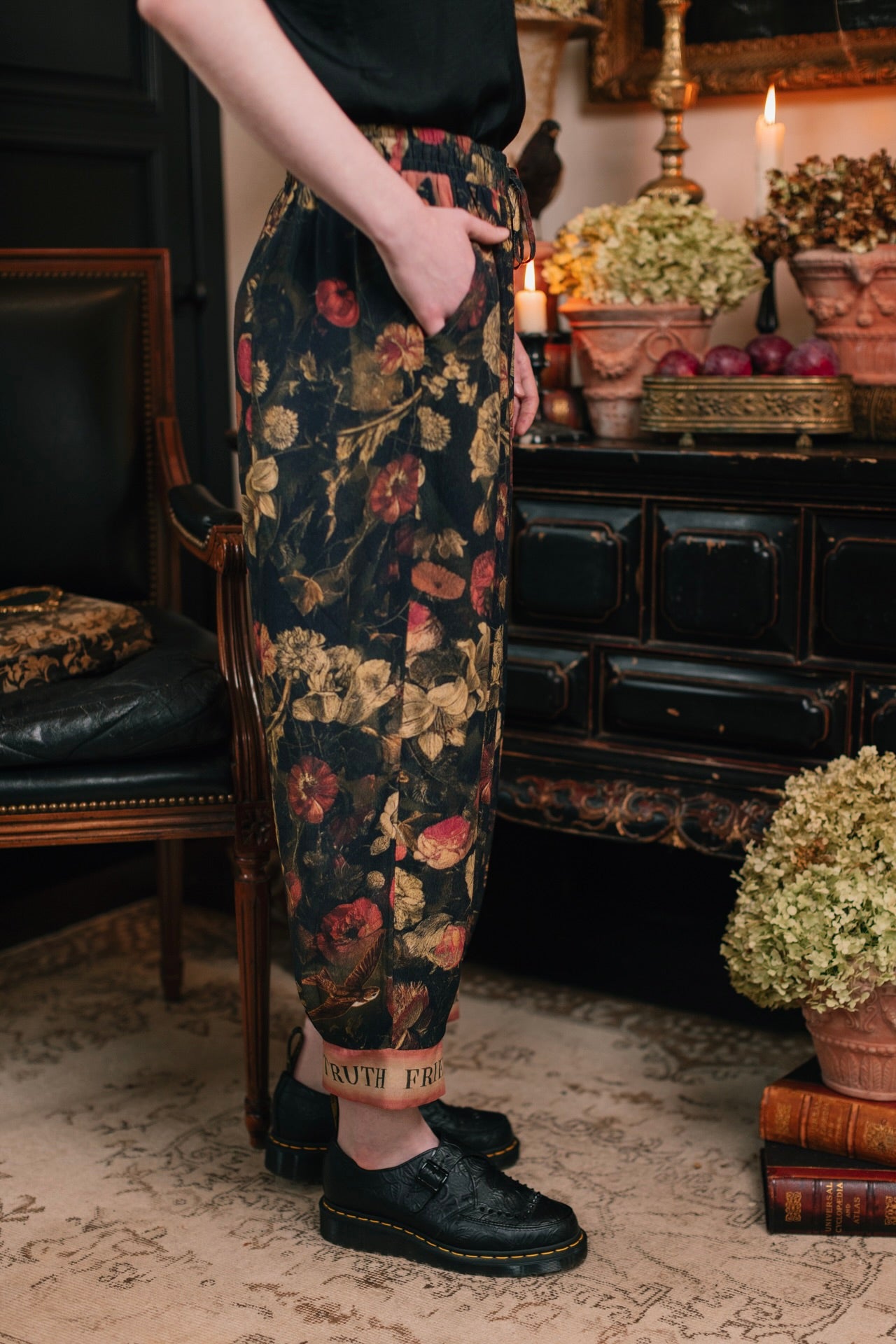 Model wearing a lightweight drapey viscose crepe pant that moves like poetry in motion. Relaxed, romantic and ready for adventure - Market of Stars
