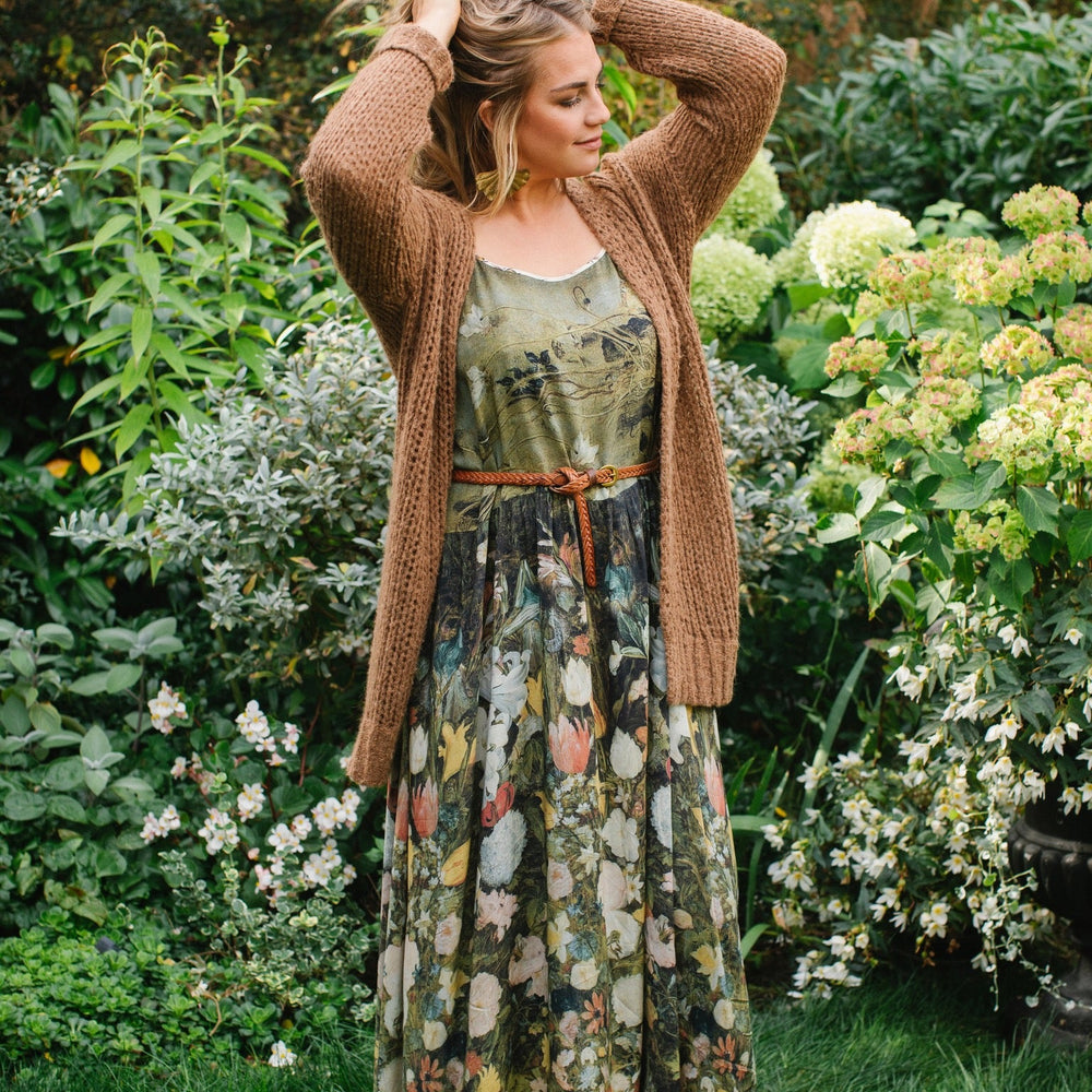 
                  
                    Model wearing the I Dream in Flowers Bohéme Slip Dress with vintage-inspired floral artwork and Victorian bumblebee details, perfect for layering or lounging – Market of Stars.
                  
                