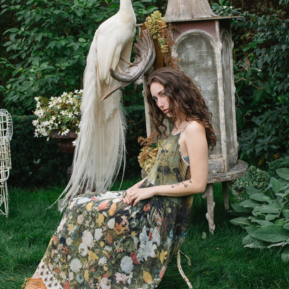
                  
                    Model wearing the I Dream in Flowers Bohéme Slip Dress with vintage-inspired floral artwork and Victorian bumblebee details, perfect for layering or lounging – Market of Stars.
                  
                