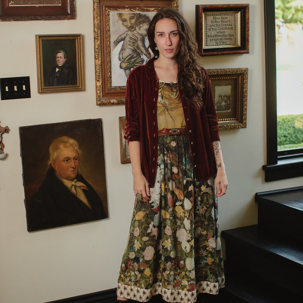
                  
                    Model wearing the I Dream in Flowers Bohéme Slip Dress with vintage-inspired floral artwork and Victorian bumblebee details, perfect for layering or lounging – Market of Stars.
                  
                