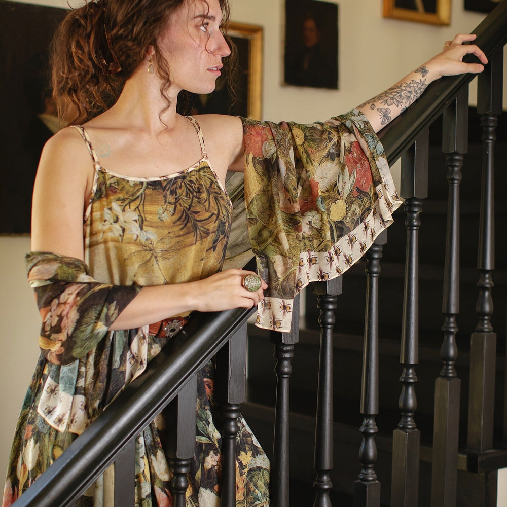 
                  
                    Model wearing the I Dream in Flowers Bohéme Slip Dress with vintage-inspired floral artwork and Victorian bumblebee details, perfect for layering or lounging – Market of Stars.
                  
                
