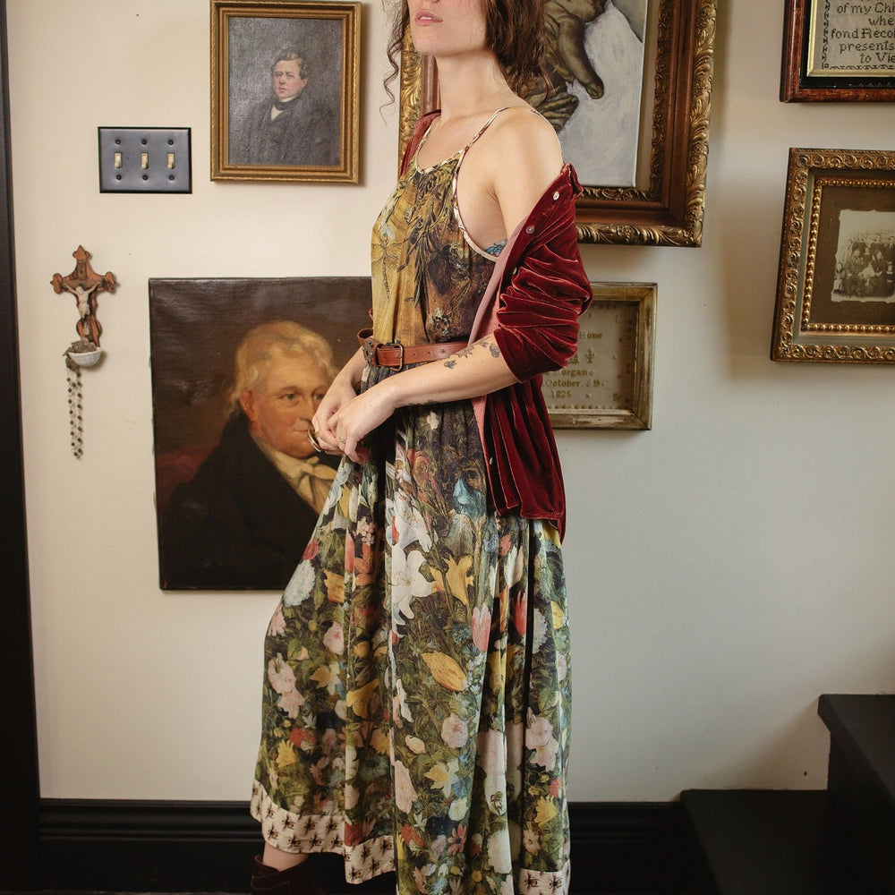 
                  
                    Model wearing the I Dream in Flowers Bohéme Slip Dress with vintage-inspired floral artwork and Victorian bumblebee details, perfect for layering or lounging – Market of Stars.
                  
                