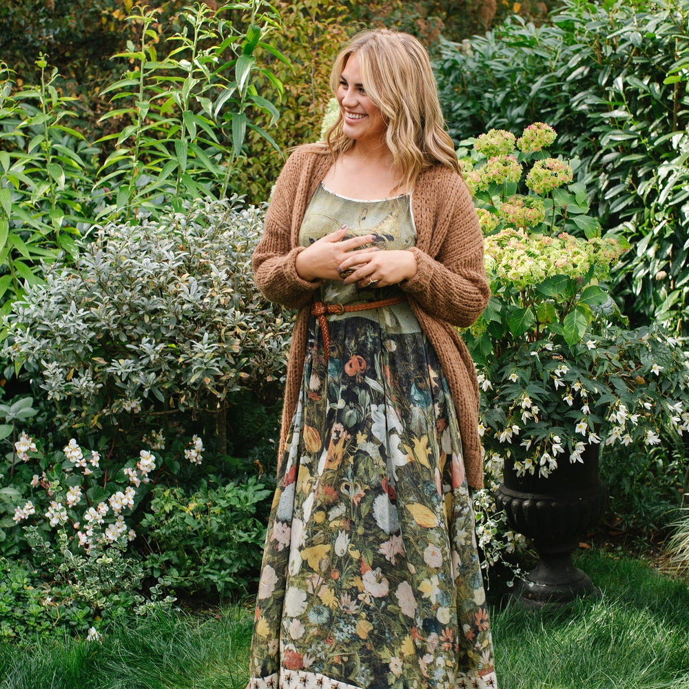 
                  
                    Model wearing the I Dream in Flowers Bohéme Slip Dress with vintage-inspired floral artwork and Victorian bumblebee details, perfect for layering or lounging – Market of Stars.
                  
                