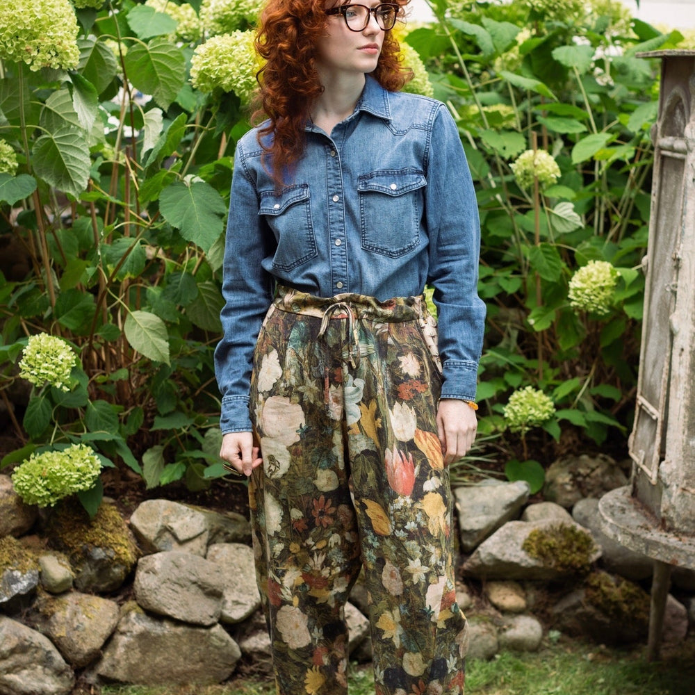 
                  
                    Model wearing the I Dream in Flowers Artist Pants featuring romantic floral artwork by Jan Brueghel and Victorian bumblebee trim, styled for everyday ease – Market of Stars
                  
                