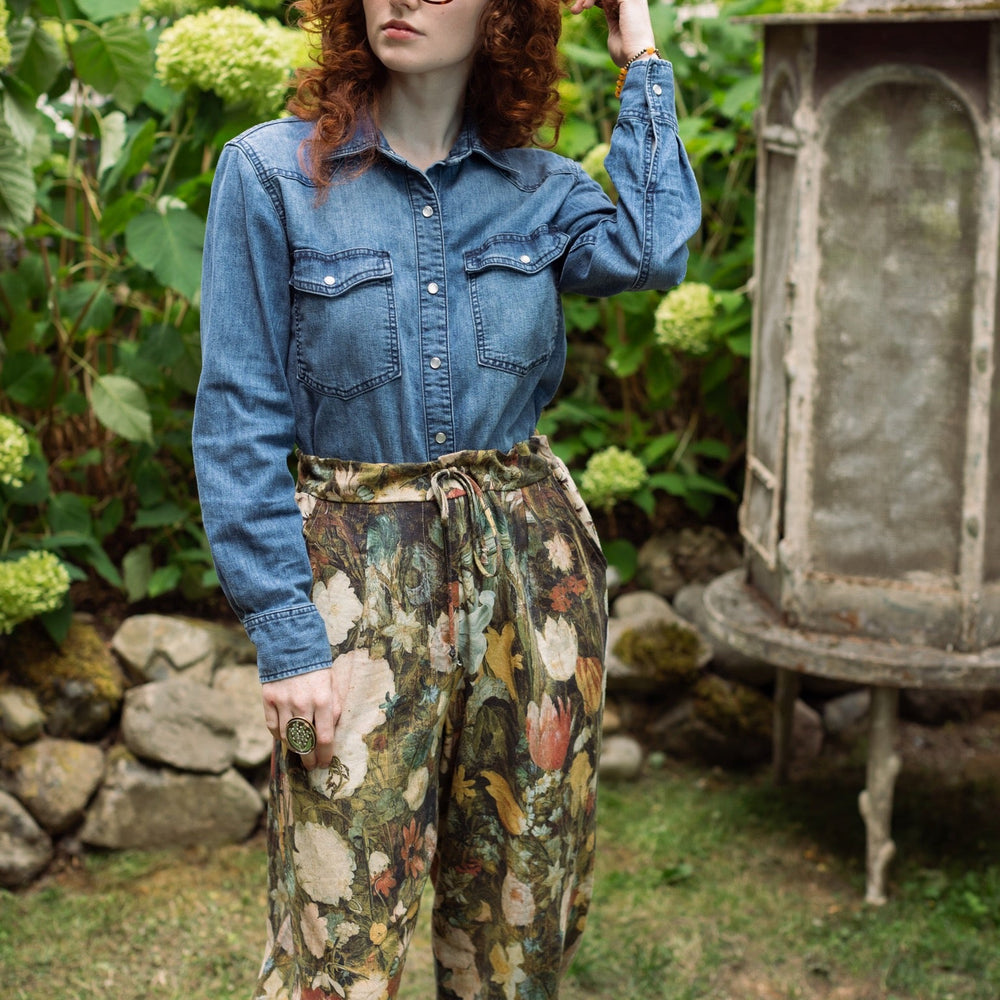 
                  
                    Model wearing the I Dream in Flowers Artist Pants featuring romantic floral artwork by Jan Brueghel and Victorian bumblebee trim, styled for everyday ease – Market of Stars
                  
                
