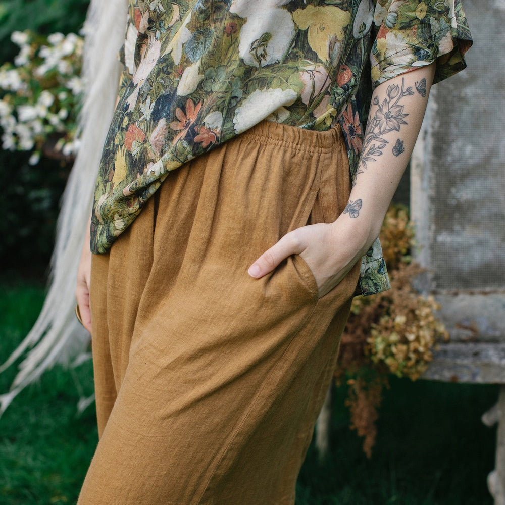
                  
                    Model wearing the I Dream in Flowers Luxe Tee featuring painterly florals by Jan Brueghel and hidden bumblebee trim – Market of Stars.
                  
                