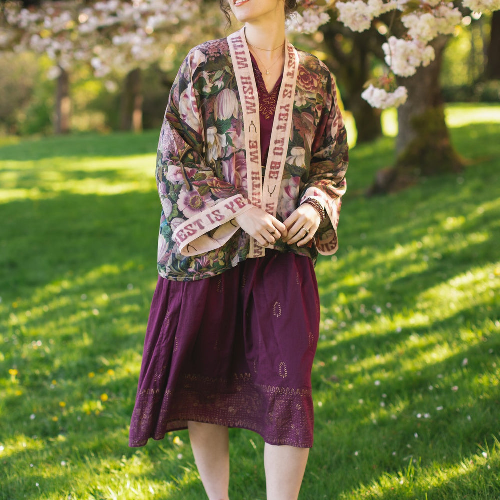 
                  
                    Model wearing cropped kimono featuring gold wishbone–vintage coin–evening star–dandelion–and spring floral collage with “Make a wish” banner – Market of Stars
                  
                