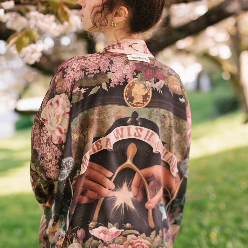 
                  
                    Model wearing cropped kimono featuring gold wishbone–vintage coin–evening star–dandelion–and spring floral collage with “Make a wish” banner – Market of Stars
                  
                
