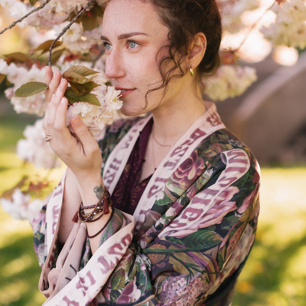 
                  
                    Model wearing cropped kimono featuring gold wishbone–vintage coin–evening star–dandelion–and spring floral collage with “Make a wish” banner – Market of Stars
                  
                