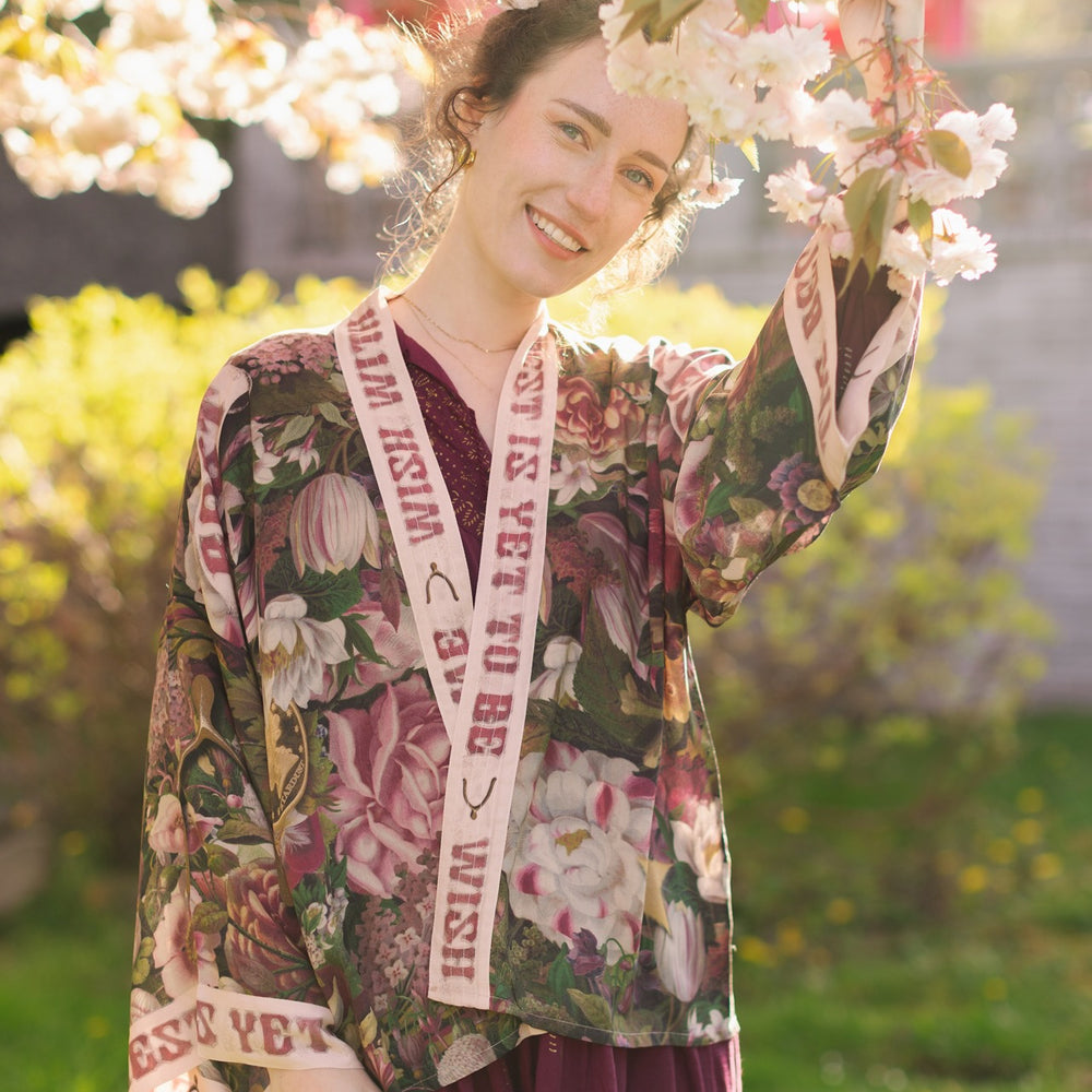 
                  
                    Model wearing cropped kimono featuring gold wishbone–vintage coin–evening star–dandelion–and spring floral collage with “Make a wish” banner – Market of Stars
                  
                