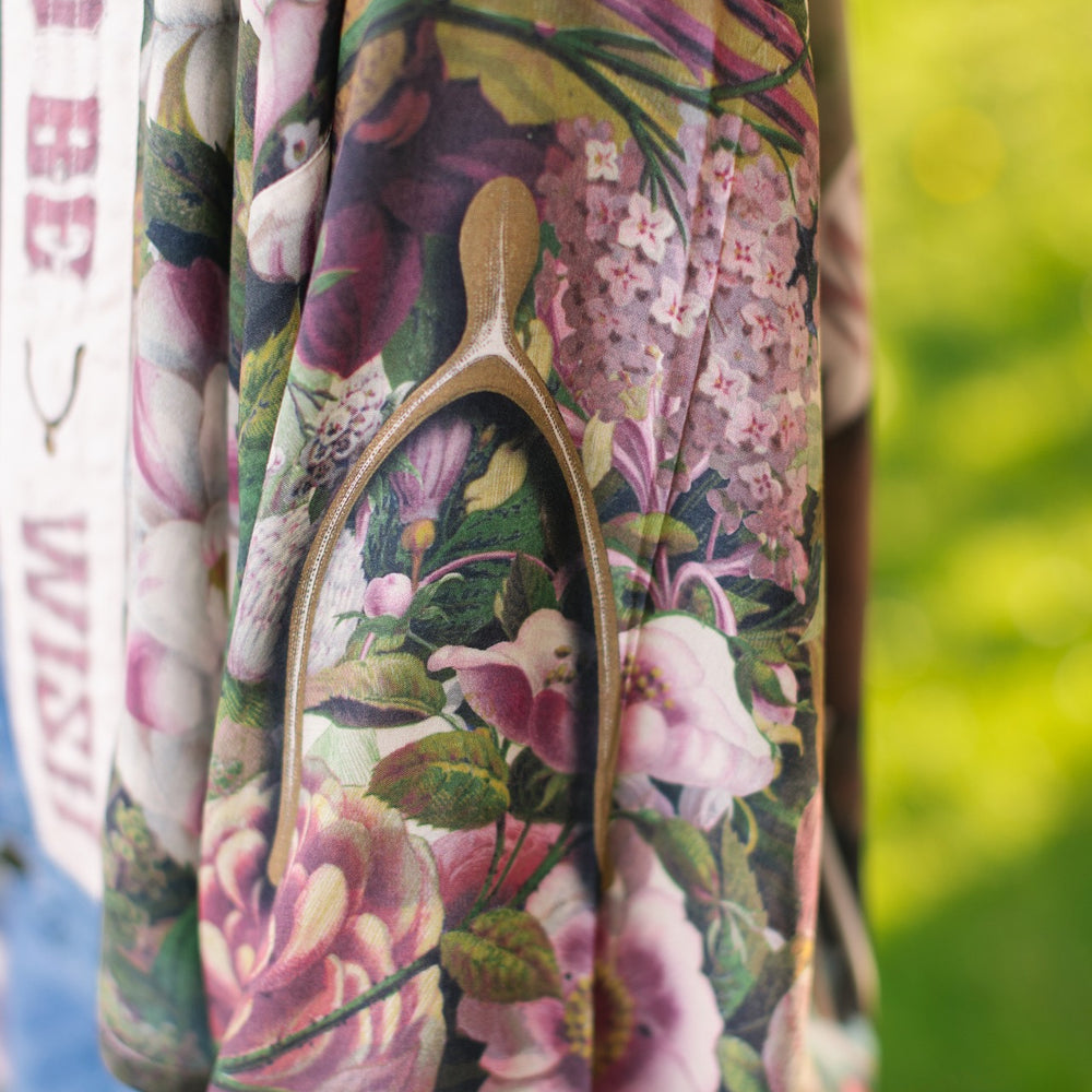 
                  
                    Model wearing cropped kimono featuring gold wishbone–vintage coin–evening star–dandelion–and spring floral collage with “Make a wish” banner – Market of Stars
                  
                