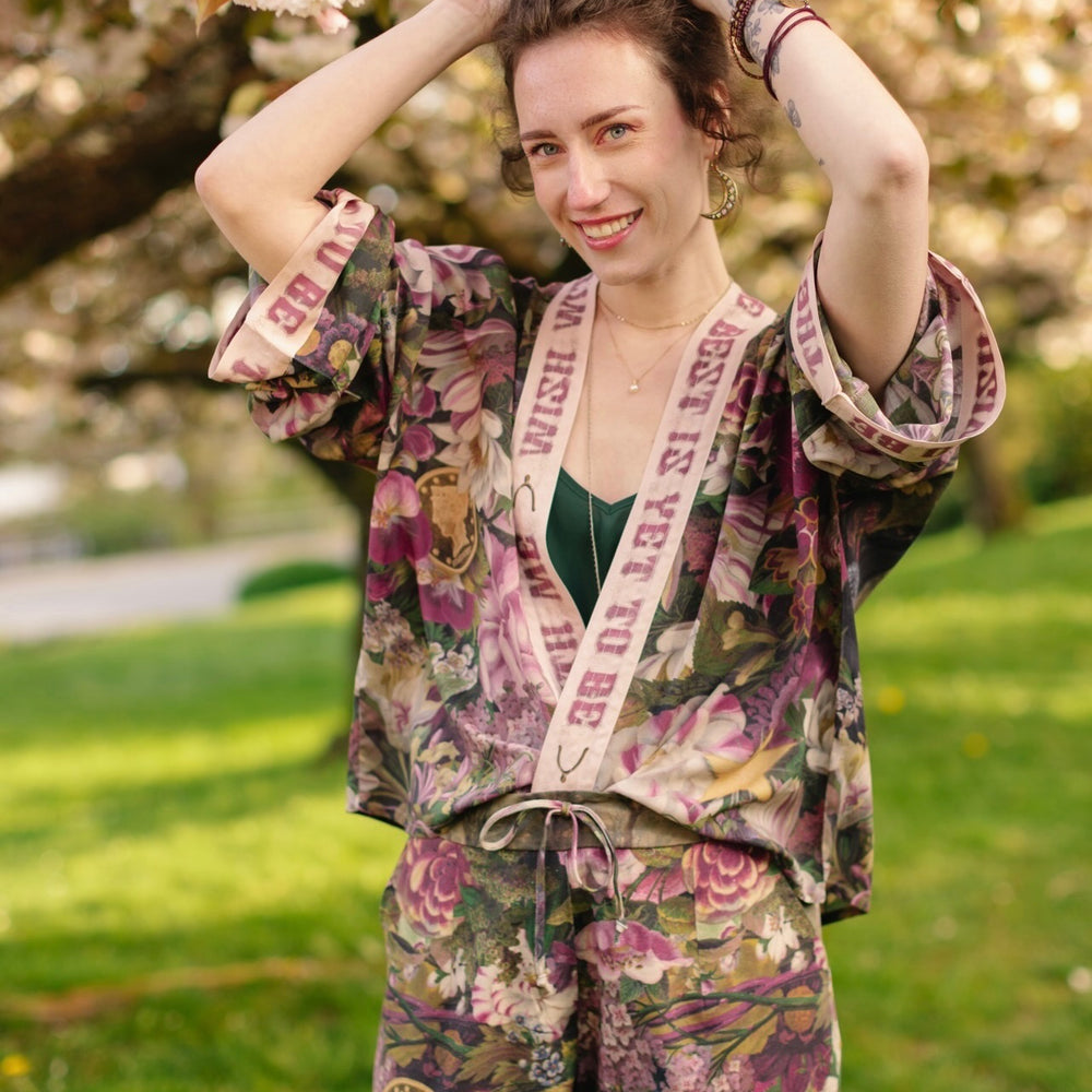 
                  
                    Model wearing cropped kimono featuring gold wishbone–vintage coin–evening star–dandelion–and spring floral collage with “Make a wish” banner – Market of Stars
                  
                