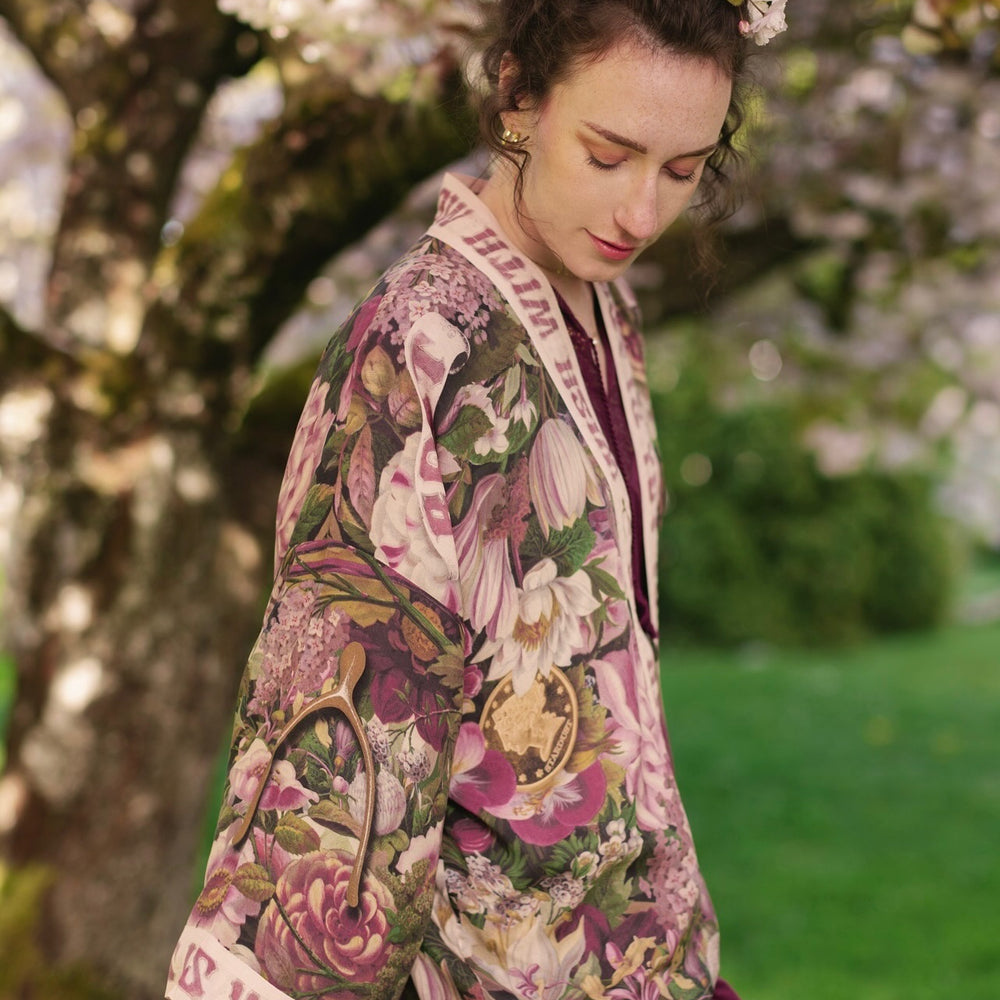 
                  
                    Model wearing cropped kimono featuring gold wishbone–vintage coin–evening star–dandelion–and spring floral collage with “Make a wish” banner – Market of Stars
                  
                