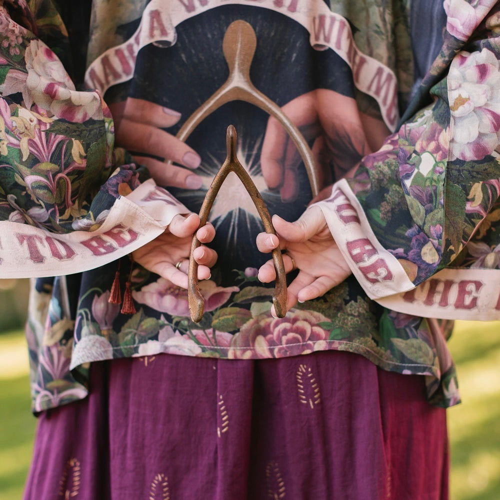 
                  
                    Model wearing cropped kimono featuring gold wishbone–vintage coin–evening star–dandelion–and spring floral collage with “Make a wish” banner – Market of Stars
                  
                