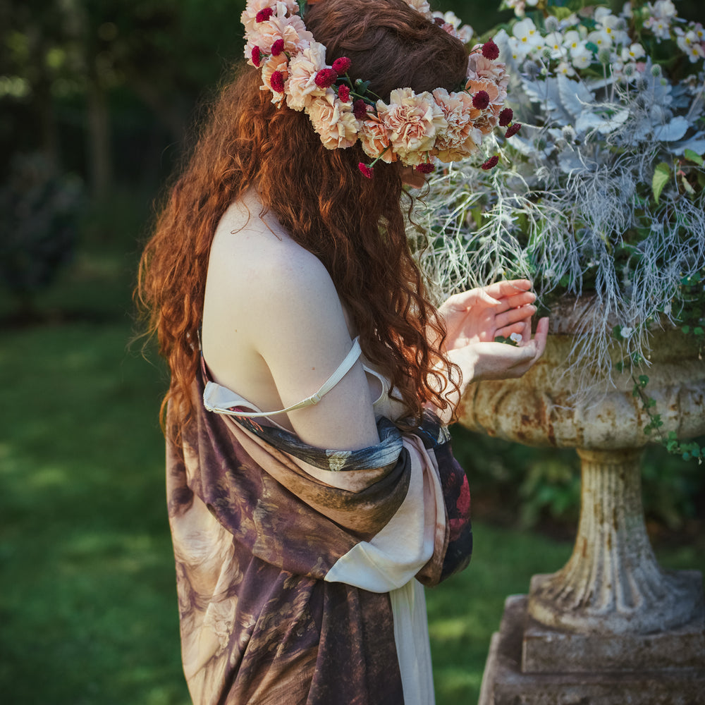 
                  
                    Model wearing The Artist kimono-style duster featuring antique paintings, botanical floral trim, and a radiant golden sun – Market of Stars
                  
                